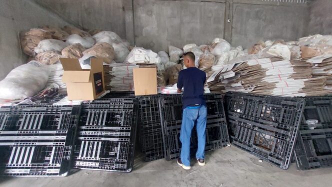 
					Pegawai KPU Kota Probolinggo merapikan bekas logistik Pemilu 2024 di gudang KPU Kota Probolinggo.