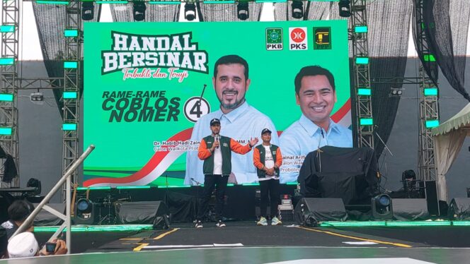 
					PETAHANA: Paslon Walikota - Wakil Walikota Probolinggo, Hb. Hadi Zainal Abidin dan Zainal Arifin saat orasi di kampanye akbar. (foto: Hafiz Rozani).
