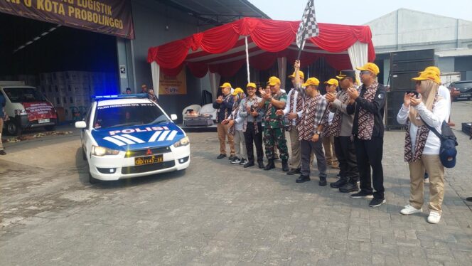 
					DISTRIBUSI: Pelepasan logistik bilik suara oleh KPU, Bawaslu dan Forkopimda Kota Probolinggo di gudang KPU setempat. (foto: Hafiz Rozani).

