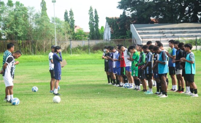
					SELEKSI: Proses seleksi pemain Persipro 1954 di Stadion Bayuangga, Kota Probolinggo. (foto: Hafiz Rozani)