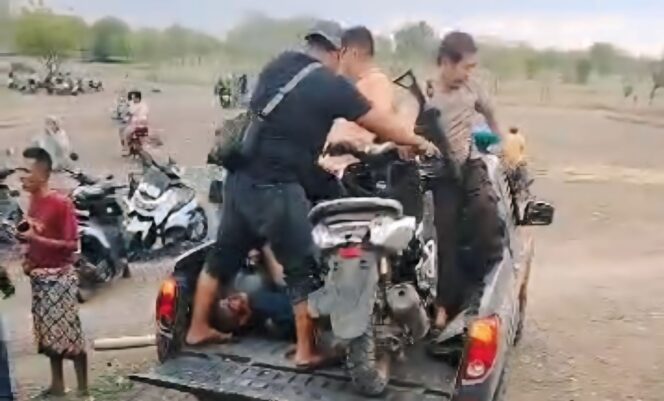 
					Tangkapan layar video amatir saat pelaku dievakuasi dari TKP. 