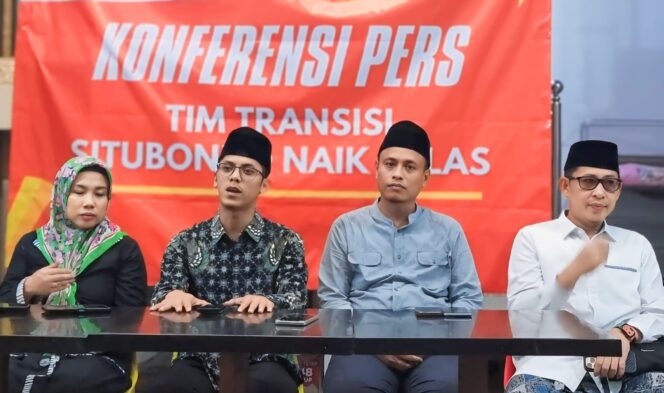 
					BENTUK TIM: Tim Transisi bentukan Mas Rio - Mbak Ulfi saat menggelar konferensi pers. (foto: istimewa)