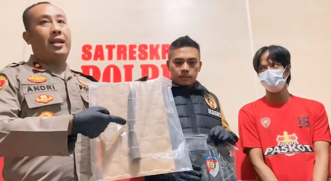 
					Tersangka pembunuhan di Kecamatan Blandongan, Kota Pasuruan.
