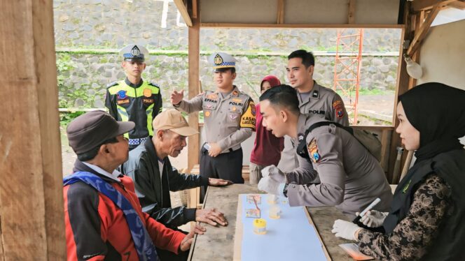 
					TES URINE: Anggota Polres Probolinggo saat melakukan tes urine kepada sopir jip wisata Bromo. (Foto: istimewa)