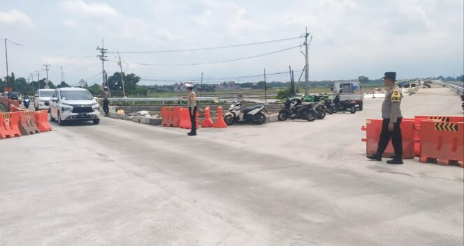 
					DIBUKA: Suasana Tol Probowangi Seksi 1 yang dibuka fungsional satu arah dari Pintu Gerbang Kraksaan menuju Gending. (foto: Bag. Humas Polres Probolinggo)