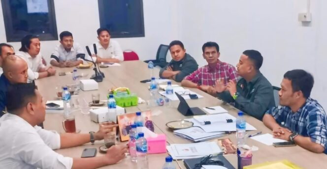 
					KLARIFIKASI: Gakkumdu Kabupaten Pasuruan saat membahas dan klarifikasi dugaan pelanggaran pemilu. (foto: Moh. Rois).
