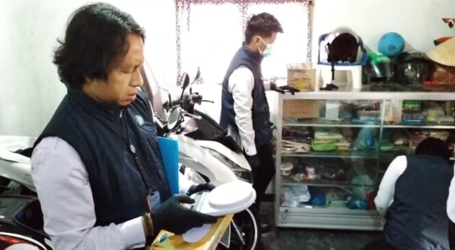
					GELEDAH: Petugas BNN saat menggeledah rumah tersangka pemilik 2 Kg sabu di wilayah kecamatan Kraton, Kabupaten Pasuruan. (foto: Moh. Rois)
