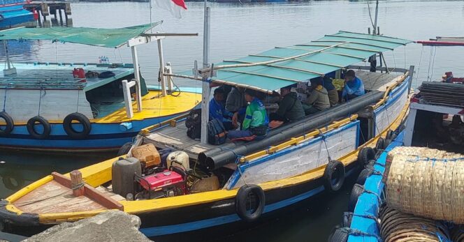 
					DIKEBUT: Tim Perumdam Kabupaten Probolinggo membawa pipa untuk memperbaiki kerusakan saluran air di Pulau Gili. (foto: Hafiz Rozani).