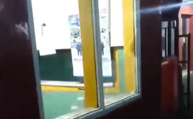 
					Tangkapan layar video kerusakan pos kamling di Purwodadi, Pasuruan. 
