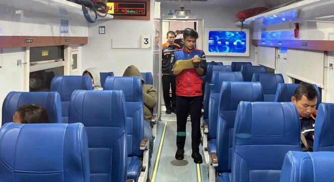 
					CEK: Petugas KAI sedang memeriksa area dalam kereta api. (foto: istimewa)

