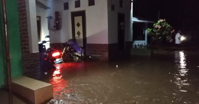 
					TERENDAM: Kawasan pemukiman penduduk di Winongan, Pasuruan, terendam banjir. (foto: Moh. Rois)