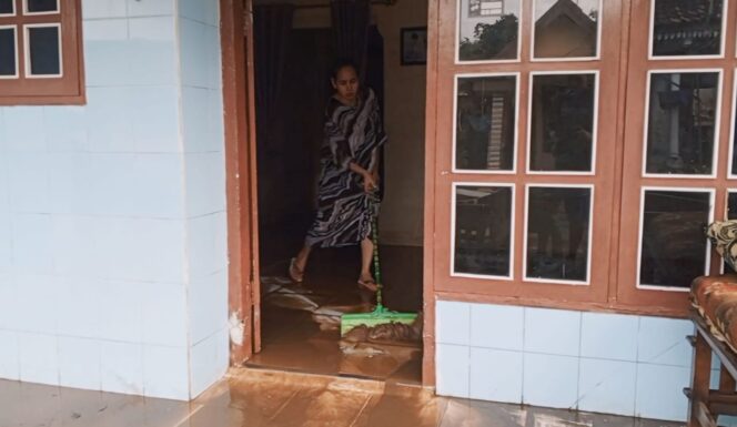 
					SURUT: Warga terdampak banjir di Kecamatan Winongan, Kabupaten Pasuruan, membersihkan rumah dari lumpur dan sampah yang dibawa banjir. (foto: Moh. Rois)

