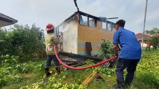 
					LUDES: Petugas Damkar melakukan pemadaman rumah kosong yang terbakar di kompleks gudang Bulog Kedungasem, Kota Probolinggo. (foto: Hafiz Rozani)