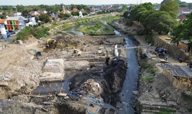 
					MOLOR: Proyek pembangunan DAM Gambiran di Lumajang saat didokumentasikan dari atas. (foto: istimewa)
