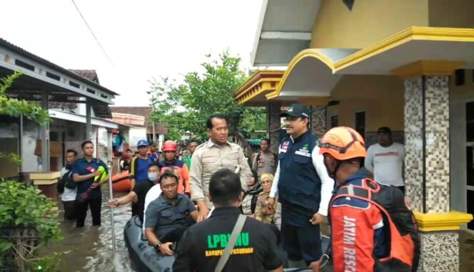 
					TINJAU: Mensos RI, Gus Ipul, saat meninjau lokasi banjir di Kabupaten Pasuruan. (foto: Moh. Rois)