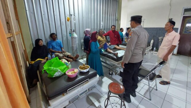 
					DIRAWAT: Korban luka akibat sengatan listrik di Purwodadi Pasuruan saat dirawat di Puskesmas setempat. (foto: Moh. Rois)
