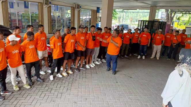 
					SIAP TANDING: Pemain Persekabpas Kabupaten Pasuruan saat mengikuti briefing jelang pertandingan. (foto: Moh. Rois)