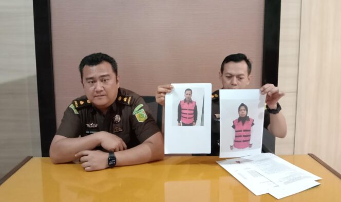 
					TETAPKAN TSK: Kasi Pidsus Kejari Kota Pasuruan, Deni Niswansyah, saat menyampaikan penetapan dua tersangka korupsi dana BOP. (foto: Moh. Rois)