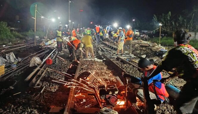 
					DIGANTI: Para pekerja saat melakukan pergantian rel kereta api di wilayah Daop 9. (foto: Istimewa)
