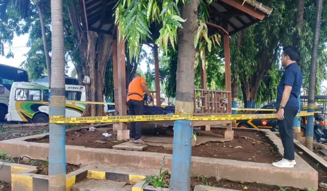 
					OLAH TKP: Polisi melakukan olah TKP di lokasi tewasnya lansia yang di gazebo Terminal Bayuangga. (foto: Istimewa)
