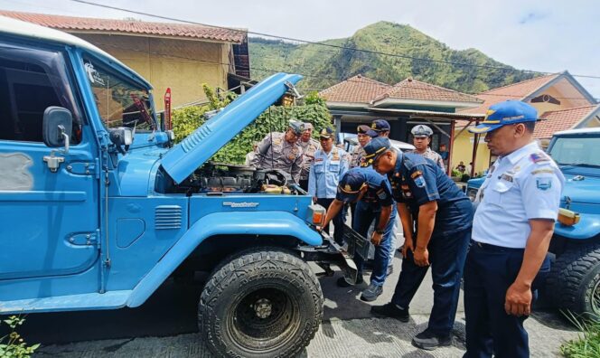 
					CEK: Petugas Satlantas Polres Probolinggo bersama Dishub Kabupaten Probolinggo saat mengecek kelayakan jip wisata Bromo. (foto: istimewa)