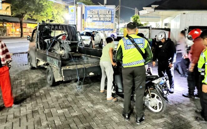 
					Dalam dua hari melakukan Patroli Blue Light, Satlantas Polres Lumajang amankan 47 unit sepeda motor.