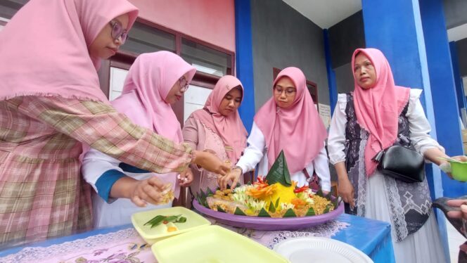 
					KREATIF: Salah satu kelompok peserta lomba saat mengkreasikan tumpeng yang dilombakan. (foto: Hafiz Rozani).

