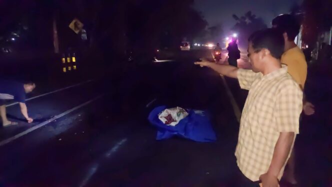 
					Jasad korban kecelakaan tergeletak di jalur pantura Desa Lemahkembar, Kec. Sumberasih, Kab. Probolinggo. (foto: Hafiz Rozani)
