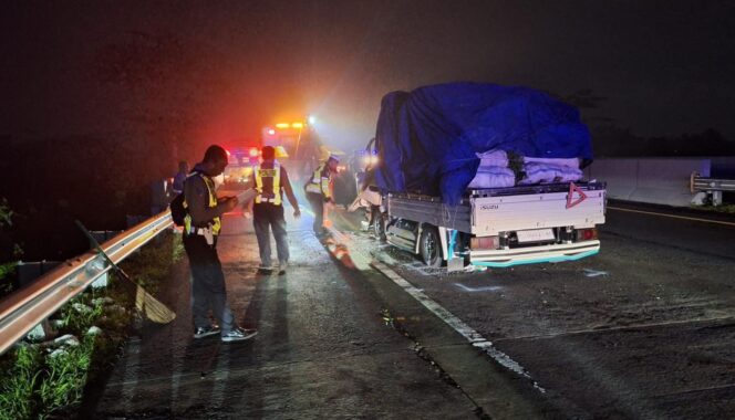 
					LAKA: Polisi gelar olah TKP pasca kecelakaan maut di Tol Paspro KM 786+400 B. (foto: istimewa).
