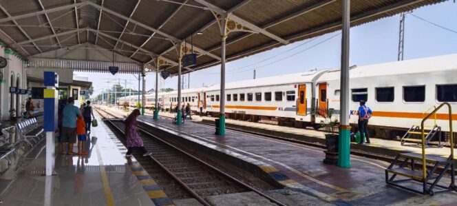 
					ANTRI: Situasi antrean penumpang di Stasiun Probolinggo. (foto: istimewa)