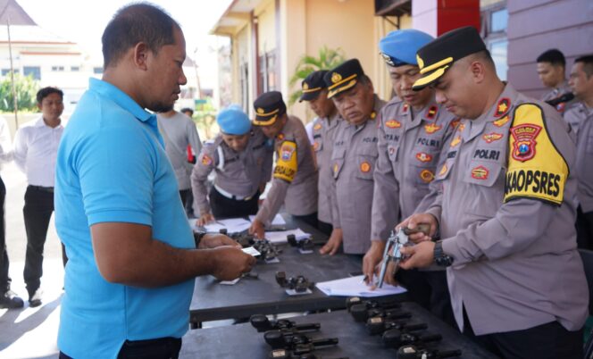 
					PERIKSA: Suasana pemeriksaan senjata api dan amunisi yang digunakan anggota Polres Probolinggo. (foto: Bag. Humas Polres Probolinggo).
