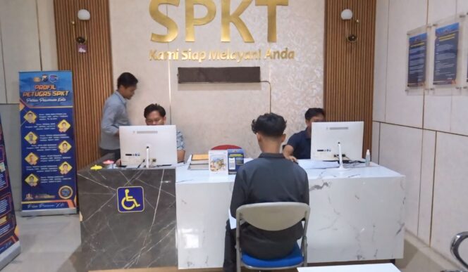 
					Korban saat melaporkan kasus dugaan penipuan skincare ke Polres Pasuruan Kota.
