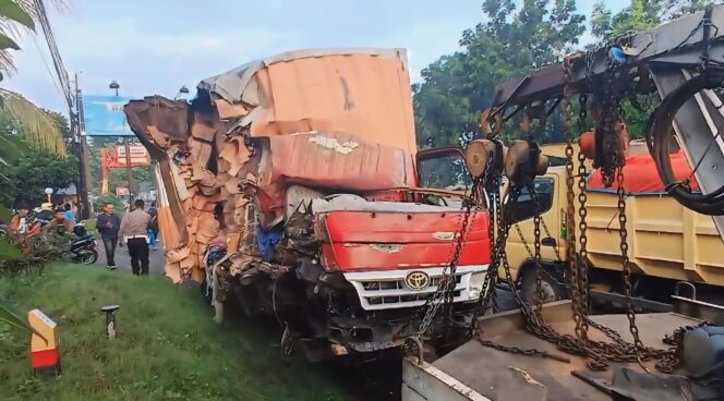 
					LAKA: Truk boks diderek dengan kondisi hancur di bagian sisi kanan kendaraan. (foto: Hafiz Rozani).

