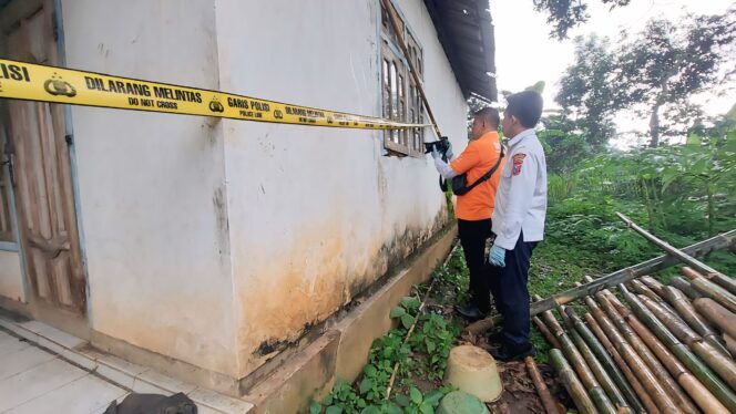 
					OLAH TKP: Tim Identifikasi Polres Probolinggo melakukan olah TKP di rumah Tomo, korban perampokan. (foto: Hafiz Rozani).
