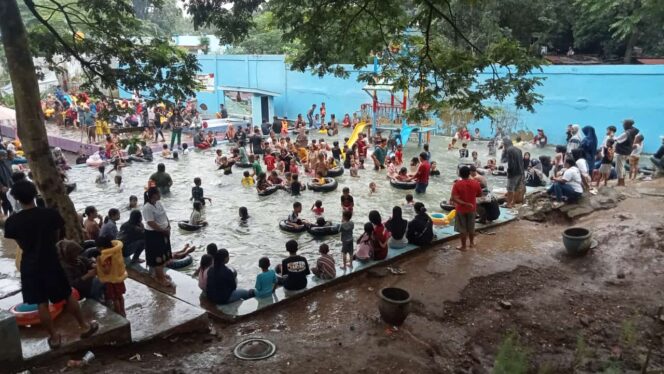 
					Ribuan pengunjung padati wisata Pemandian Alam Banyuburu 