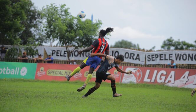 
					DUEL: Pemain Persipro 1954 (jersey coklat) saat berduel dengan pemain Banyuwangi Putra. (Foto: istimewa)
