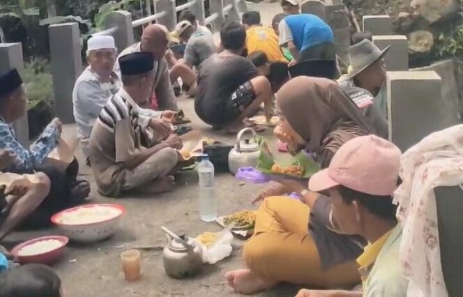 
					Tangkapan layar video saat Ketua DPRD Lumajang, Oktafiani, ngemper makan bersama rakyat. 