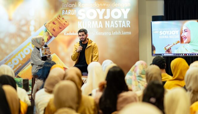 
					VARIAN BARU: Amritsa Raje, Healthy Lifestyle Influencer bersama Seala Septiani, Ahli Gizi, dalam peluncuran SOYJOY Kurma Nastar do Jakarta. (foto: istimewa).