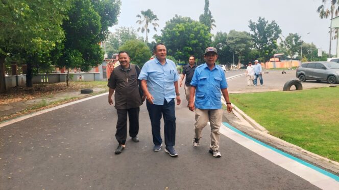 
					KANDIDAT: Bakal calon ketua umum KONI Kota Probolinggo, Sugeng Nufindarko, saat mendatangi kantor kesekretaritan KONI Kota Probolinggo. (foto: Hafiz Rozani)
