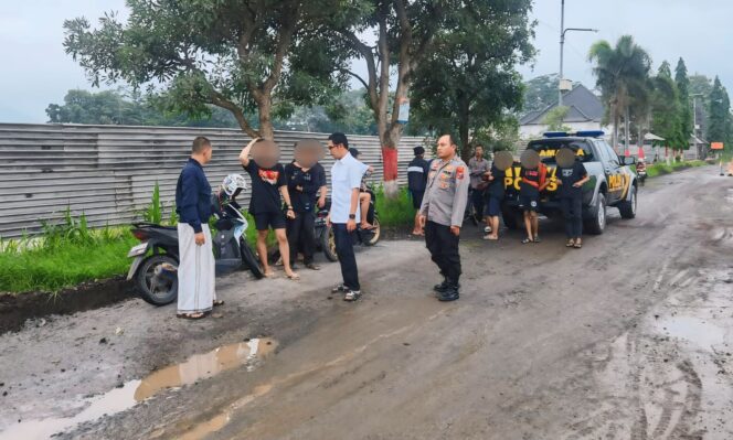 
					SELIDIKI: Petugas Polsek Paiton, Kabupaten Probolinggo saat melakukan olah TKP di lokasi pembegalan. (foto: Ali Ya'lu).
