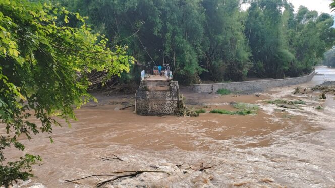 
					PUTUS: Kondisi jembatan di Desa Seboro, Kecamatan Krejengan, Kabupaten Probolinggo, yang putus pasca diterjang banjir. (foto: Ali Ya'lu)