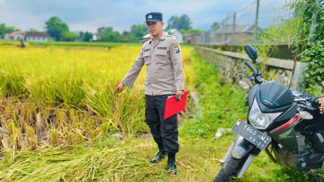 
					MENINGGAL: anggota kepolisian menunjukkan lokasi korban meninggal dunia. (foto: Ali Ya’lu)