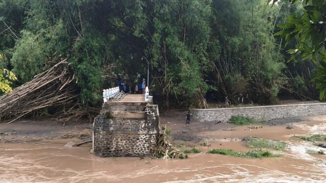 
					KEMBALI ROBOH: Lokasi jembatan darurat yang kembali ambruk diterjang banjir di Desa Semboro, Kec. Krejengan, Kab. Probolinggo. (foto: Ali Ya'lu).