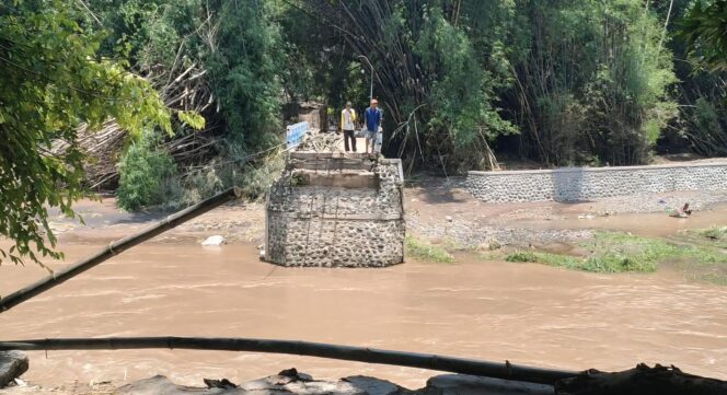 
					KEMBALI ROBOH: Lokasi jembatan darurat yang kembali ambruk diterjang banjir di Desa Semboro, Kec. Krejengan, Kab. Probolinggo. (foto: Ali Ya'lu).