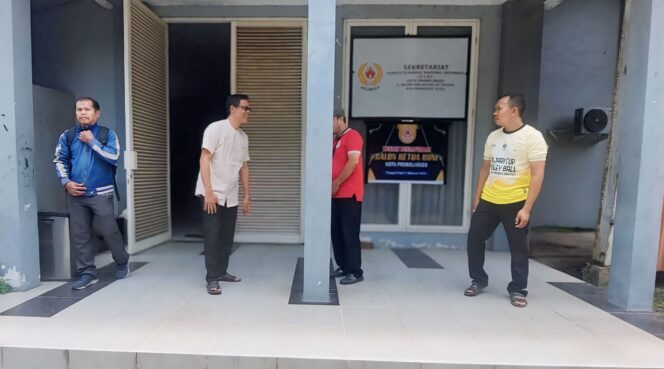 
					DAFTAR: Mantan Ketua Bawaslu Kota Probolinggo, Azam Fikri (kemeja putih) saat mendatangi sekretariat KONI Kota Probolinggo. (foto: Hafiz Rozani)
