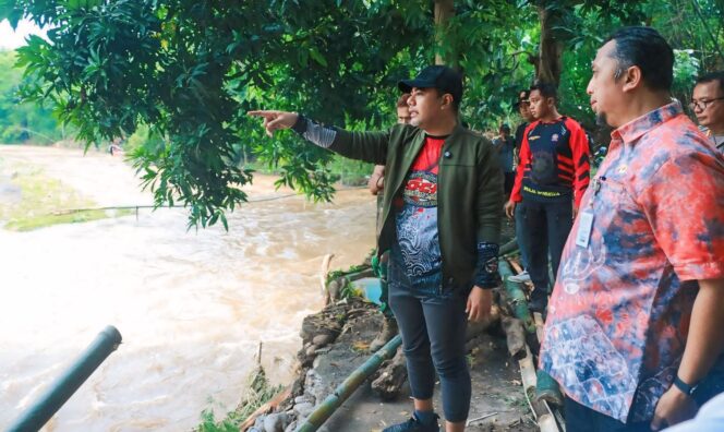 
					TINJAU: Bupati Probolinggo Terpilih, Gus Haris (bertopi) dan Kalaksa BPBD Kabupaten Probolinggo, Oemar Sjarief, saat meninjau kawasan terdampak bencana di Desa Seboro, Kec. Krejengan. (foto: istimewa).
