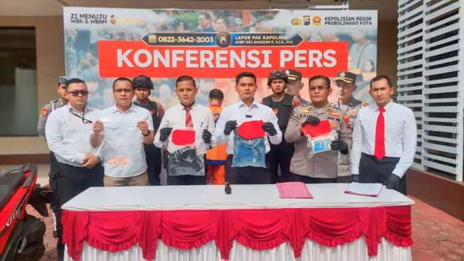 
					RILIS: Satreskrim Polres Probolinggo Kota saat merilis penjambretan yang dilakukan penjual ayam potong keliling. (foto: Hafiz Rozani)
