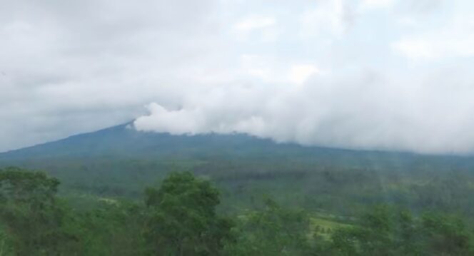
					ERUPSI: Kondisi Gunung Semeru di Lumajang saat mengalami erupsi. (foto: istimewa).