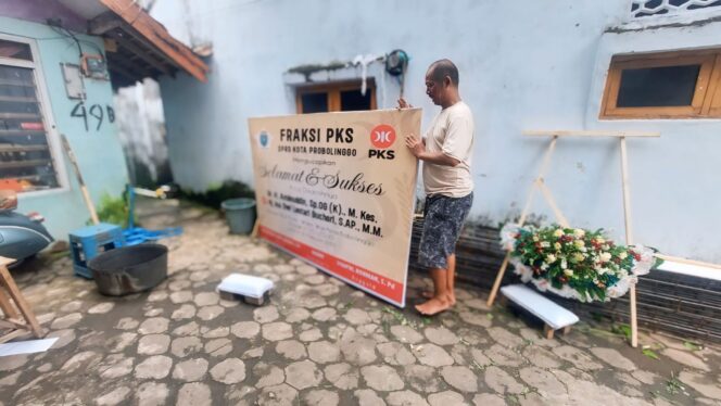 
					OMSET TURUN: Pemilik toko Bunga Selecta Kota Probolinggo, Imam Chozali sedang mengerjakan pesanan  karangan bunga ucapan selamat. (foto: Hafiz Rozani).