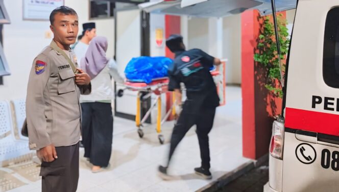 
					Jenazah ABK kapal nelayan yang tewas tersambar petir dievakuasi ke RSUD R. Soedarsono Pasuruan.
